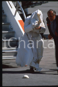 35mm vintage slide* 1983, Port-au-Prince Airport, Haiti, GIOVANNI PAOLO II  Diapositiva d'epoca, in formato 35 mm.CONDIZIONI: GOODE' severamente vietata la riproduzione. Tutti i diritti sono riservati.Nella diapositiva ICharta mette in vendita, sul negozio eBay e in esclusiva sul sito "icharta" il proprio archivio composto da numerose diapositive e negativi fotografici d'epoca, tutti originali e autentici, che attraversano la storia del costume italiano tra gli la fine degli anni Sessanta e Novanta.Si tratta di uno sguardo inedito sull'attualit&agrave;, la politica, la vita quotidiana, il gossip e la cultura, che fotografa il cambiamento della nazione in quest'ultimo scorcio del XX secolo. Un'occasione unica per il mercato del collezionismo, che vede finalmente disponibile un archivio eccezionale per vastit&agrave;, tematiche e condizioni, in un settore (il negativo fotografico e la diapositiva) di assoluta novit&agrave; e dalle interessanti prospettive di investimento.  FAIR/discreto   originale e autentica 1