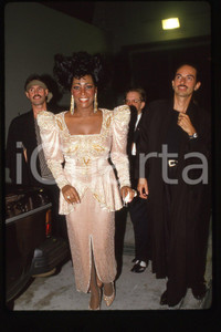 35mm vintage slide* 2008, California, PATTI LABELLE, COSTUME  Diapositiva d'epoca, in formato 35 mm.CONDIZIONI: GOODE' severamente vietata la riproduzione. Tutti i diritti sono riservati.Nella diapositiva ICharta mette in vendita, sul negozio eBay e in esclusiva sul sito "icharta" il proprio archivio composto da numerose diapositive e negativi fotografici d'epoca, tutti originali e autentici, che attraversano la storia del costume italiano tra gli la fine degli anni Sessanta e Novanta.Si tratta di uno sguardo inedito sull'attualit&agrave;, la politica, la vita quotidiana, il gossip e la cultura, che fotografa il cambiamento della nazione in quest'ultimo scorcio del XX secolo. Un'occasione unica per il mercato del collezionismo, che vede finalmente disponibile un archivio eccezionale per vastit&agrave;, tematiche e condizioni, in un settore (il negativo fotografico e la diapositiva) di assoluta novit&agrave; e dalle interessanti prospettive di investimento.  FAIR/discreto   originale e autentica 1