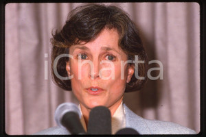 35mm vintage slide* 1987, California, Robyn Smith Astaire, portrait  Diapositiva d'epoca, in formato 35 mm.CONDIZIONI: GOODE' severamente vietata la riproduzione. Tutti i diritti sono riservati.Nella diapositiva ICharta mette in vendita, sul negozio eBay e in esclusiva sul sito "icharta" il proprio archivio composto da numerose diapositive e negativi fotografici d'epoca, tutti originali e autentici, che attraversano la storia del costume italiano tra gli la fine degli anni Sessanta e Novanta.Si tratta di uno sguardo inedito sull'attualit&agrave;, la politica, la vita quotidiana, il gossip e la cultura, che fotografa il cambiamento della nazione in quest'ultimo scorcio del XX secolo. Un'occasione unica per il mercato del collezionismo, che vede finalmente disponibile un archivio eccezionale per vastit&agrave;, tematiche e condizioni, in un settore (il negativo fotografico e la diapositiva) di assoluta novit&agrave; e dalle interessanti prospettive di investimento.  FAIR/discreto   originale e autentica 1