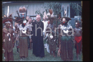 35mm vintage slide* 1973, Papouasie, GIOVANNI PAOLO II with local people  Diapositiva d'epoca, in formato 35 mm.CONDIZIONI: GOODE' severamente vietata la riproduzione. Tutti i diritti sono riservati.Nella diapositiva ICharta mette in vendita, sul negozio eBay e in esclusiva sul sito "icharta" il proprio archivio composto da numerose diapositive e negativi fotografici d'epoca, tutti originali e autentici, che attraversano la storia del costume italiano tra gli la fine degli anni Sessanta e Novanta.Si tratta di uno sguardo inedito sull'attualit&agrave;, la politica, la vita quotidiana, il gossip e la cultura, che fotografa il cambiamento della nazione in quest'ultimo scorcio del XX secolo. Un'occasione unica per il mercato del collezionismo, che vede finalmente disponibile un archivio eccezionale per vastit&agrave;, tematiche e condizioni, in un settore (il negativo fotografico e la diapositiva) di assoluta novit&agrave; e dalle interessanti prospettive di investimento.  FAIR/discreto   originale e autentica 1