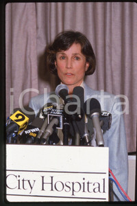 35mm vintage slide* 1987, California, Robyn Smith Astaire, portrait (5)  Diapositiva d'epoca, in formato 35 mm.CONDIZIONI: GOODE' severamente vietata la riproduzione. Tutti i diritti sono riservati.Nella diapositiva ICharta mette in vendita, sul negozio eBay e in esclusiva sul sito "icharta" il proprio archivio composto da numerose diapositive e negativi fotografici d'epoca, tutti originali e autentici, che attraversano la storia del costume italiano tra gli la fine degli anni Sessanta e Novanta.Si tratta di uno sguardo inedito sull'attualit&agrave;, la politica, la vita quotidiana, il gossip e la cultura, che fotografa il cambiamento della nazione in quest'ultimo scorcio del XX secolo. Un'occasione unica per il mercato del collezionismo, che vede finalmente disponibile un archivio eccezionale per vastit&agrave;, tematiche e condizioni, in un settore (il negativo fotografico e la diapositiva) di assoluta novit&agrave; e dalle interessanti prospettive di investimento.  FAIR/discreto   originale e autentica 1