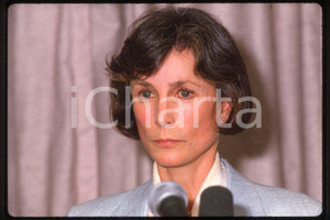 35mm vintage slide* 1987, California, Robyn Smith Astaire, portrait (9)  Diapositiva d'epoca, in formato 35 mm.CONDIZIONI: GOODE' severamente vietata la riproduzione. Tutti i diritti sono riservati.Nella diapositiva ICharta mette in vendita, sul negozio eBay e in esclusiva sul sito "icharta" il proprio archivio composto da numerose diapositive e negativi fotografici d'epoca, tutti originali e autentici, che attraversano la storia del costume italiano tra gli la fine degli anni Sessanta e Novanta.Si tratta di uno sguardo inedito sull'attualit&agrave;, la politica, la vita quotidiana, il gossip e la cultura, che fotografa il cambiamento della nazione in quest'ultimo scorcio del XX secolo. Un'occasione unica per il mercato del collezionismo, che vede finalmente disponibile un archivio eccezionale per vastit&agrave;, tematiche e condizioni, in un settore (il negativo fotografico e la diapositiva) di assoluta novit&agrave; e dalle interessanti prospettive di investimento.  FAIR/discreto   originale e autentica 1