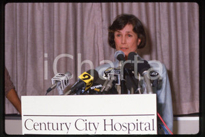 35mm vintage slide* 1987, California, Robyn Smith Astaire, portrait (12)  Diapositiva d'epoca, in formato 35 mm.CONDIZIONI: GOODE' severamente vietata la riproduzione. Tutti i diritti sono riservati.Nella diapositiva ICharta mette in vendita, sul negozio eBay e in esclusiva sul sito "icharta" il proprio archivio composto da numerose diapositive e negativi fotografici d'epoca, tutti originali e autentici, che attraversano la storia del costume italiano tra gli la fine degli anni Sessanta e Novanta.Si tratta di uno sguardo inedito sull'attualit&agrave;, la politica, la vita quotidiana, il gossip e la cultura, che fotografa il cambiamento della nazione in quest'ultimo scorcio del XX secolo. Un'occasione unica per il mercato del collezionismo, che vede finalmente disponibile un archivio eccezionale per vastit&agrave;, tematiche e condizioni, in un settore (il negativo fotografico e la diapositiva) di assoluta novit&agrave; e dalle interessanti prospettive di investimento.  FAIR/discreto   originale e autentica 1