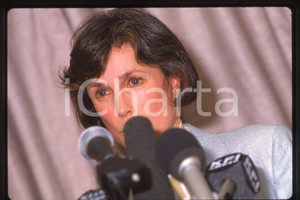 35mm vintage slide* 1987, California, Robyn Smith Astaire, portrait (13)  Diapositiva d'epoca, in formato 35 mm.CONDIZIONI: GOODE' severamente vietata la riproduzione. Tutti i diritti sono riservati.Nella diapositiva ICharta mette in vendita, sul negozio eBay e in esclusiva sul sito "icharta" il proprio archivio composto da numerose diapositive e negativi fotografici d'epoca, tutti originali e autentici, che attraversano la storia del costume italiano tra gli la fine degli anni Sessanta e Novanta.Si tratta di uno sguardo inedito sull'attualit&agrave;, la politica, la vita quotidiana, il gossip e la cultura, che fotografa il cambiamento della nazione in quest'ultimo scorcio del XX secolo. Un'occasione unica per il mercato del collezionismo, che vede finalmente disponibile un archivio eccezionale per vastit&agrave;, tematiche e condizioni, in un settore (il negativo fotografico e la diapositiva) di assoluta novit&agrave; e dalle interessanti prospettive di investimento.  FAIR/discreto   originale e autentica 1