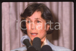 35mm vintage slide* 1987, California, Robyn Smith Astaire, portrait (18)  Diapositiva d'epoca, in formato 35 mm.CONDIZIONI: GOODE' severamente vietata la riproduzione. Tutti i diritti sono riservati.Nella diapositiva ICharta mette in vendita, sul negozio eBay e in esclusiva sul sito "icharta" il proprio archivio composto da numerose diapositive e negativi fotografici d'epoca, tutti originali e autentici, che attraversano la storia del costume italiano tra gli la fine degli anni Sessanta e Novanta.Si tratta di uno sguardo inedito sull'attualit&agrave;, la politica, la vita quotidiana, il gossip e la cultura, che fotografa il cambiamento della nazione in quest'ultimo scorcio del XX secolo. Un'occasione unica per il mercato del collezionismo, che vede finalmente disponibile un archivio eccezionale per vastit&agrave;, tematiche e condizioni, in un settore (il negativo fotografico e la diapositiva) di assoluta novit&agrave; e dalle interessanti prospettive di investimento.  FAIR/discreto   originale e autentica 1