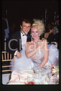 35mm vintage slide* 1987, California, an actress Jean Kasem, dress (2)  Diapositiva d'epoca, in formato 35 mm.CONDIZIONI: GOODE' severamente vietata la riproduzione. Tutti i diritti sono riservati.Nella diapositiva ICharta mette in vendita, sul negozio eBay e in esclusiva sul sito "icharta" il proprio archivio composto da numerose diapositive e negativi fotografici d'epoca, tutti originali e autentici, che attraversano la storia del costume italiano tra gli la fine degli anni Sessanta e Novanta.Si tratta di uno sguardo inedito sull'attualit&agrave;, la politica, la vita quotidiana, il gossip e la cultura, che fotografa il cambiamento della nazione in quest'ultimo scorcio del XX secolo. Un'occasione unica per il mercato del collezionismo, che vede finalmente disponibile un archivio eccezionale per vastit&agrave;, tematiche e condizioni, in un settore (il negativo fotografico e la diapositiva) di assoluta novit&agrave; e dalle interessanti prospettive di investimento.  FAIR/discreto   originale e autentica 1