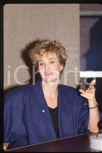 35mm vintage slide* 1987, California, an actress Jessica Lange, portrait (3)  Diapositiva d'epoca, in formato 35 mm.CONDIZIONI: GOODE' severamente vietata la riproduzione. Tutti i diritti sono riservati.Nella diapositiva ICharta mette in vendita, sul negozio eBay e in esclusiva sul sito "icharta" il proprio archivio composto da numerose diapositive e negativi fotografici d'epoca, tutti originali e autentici, che attraversano la storia del costume italiano tra gli la fine degli anni Sessanta e Novanta.Si tratta di uno sguardo inedito sull'attualit&agrave;, la politica, la vita quotidiana, il gossip e la cultura, che fotografa il cambiamento della nazione in quest'ultimo scorcio del XX secolo. Un'occasione unica per il mercato del collezionismo, che vede finalmente disponibile un archivio eccezionale per vastit&agrave;, tematiche e condizioni, in un settore (il negativo fotografico e la diapositiva) di assoluta novit&agrave; e dalle interessanti prospettive di investimento.  FAIR/discreto   originale e autentica 1