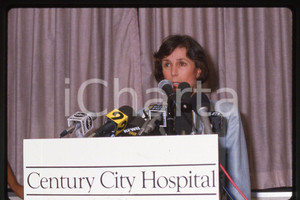 35mm vintage slide* 1987, California, Robyn Smith Astaire, portrait (17)  Diapositiva d'epoca, in formato 35 mm.CONDIZIONI: GOODE' severamente vietata la riproduzione. Tutti i diritti sono riservati.Nella diapositiva ICharta mette in vendita, sul negozio eBay e in esclusiva sul sito "icharta" il proprio archivio composto da numerose diapositive e negativi fotografici d'epoca, tutti originali e autentici, che attraversano la storia del costume italiano tra gli la fine degli anni Sessanta e Novanta.Si tratta di uno sguardo inedito sull'attualit&agrave;, la politica, la vita quotidiana, il gossip e la cultura, che fotografa il cambiamento della nazione in quest'ultimo scorcio del XX secolo. Un'occasione unica per il mercato del collezionismo, che vede finalmente disponibile un archivio eccezionale per vastit&agrave;, tematiche e condizioni, in un settore (il negativo fotografico e la diapositiva) di assoluta novit&agrave; e dalle interessanti prospettive di investimento.  FAIR/discreto   originale e autentica 1