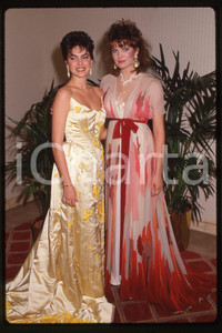 35mm vintage slide*1987 Bárbara Palacios Teyde MISS UNIVERSE Michelle Royer-USA  Diapositiva d'epoca, in formato 35 mm.CONDIZIONI: GOODE' severamente vietata la riproduzione. Tutti i diritti sono riservati.Nella diapositiva ICharta mette in vendita, sul negozio eBay e in esclusiva sul sito "icharta" il proprio archivio composto da numerose diapositive e negativi fotografici d'epoca, tutti originali e autentici, che attraversano la storia del costume italiano tra gli la fine degli anni Sessanta e Novanta.Si tratta di uno sguardo inedito sull'attualit&agrave;, la politica, la vita quotidiana, il gossip e la cultura, che fotografa il cambiamento della nazione in quest'ultimo scorcio del XX secolo. Un'occasione unica per il mercato del collezionismo, che vede finalmente disponibile un archivio eccezionale per vastit&agrave;, tematiche e condizioni, in un settore (il negativo fotografico e la diapositiva) di assoluta novit&agrave; e dalle interessanti prospettive di investimento.   FAIR/discreto   originale e autentica 1