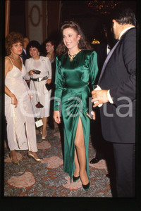 35mm vintage slide* 1986, California, an actress Ana Alicia, dress  Diapositiva d'epoca, in formato 35 mm.CONDIZIONI: GOODE' severamente vietata la riproduzione. Tutti i diritti sono riservati.Nella diapositiva ICharta mette in vendita, sul negozio eBay e in esclusiva sul sito "icharta" il proprio archivio composto da numerose diapositive e negativi fotografici d'epoca, tutti originali e autentici, che attraversano la storia del costume italiano tra gli la fine degli anni Sessanta e Novanta.Si tratta di uno sguardo inedito sull'attualit&agrave;, la politica, la vita quotidiana, il gossip e la cultura, che fotografa il cambiamento della nazione in quest'ultimo scorcio del XX secolo. Un'occasione unica per il mercato del collezionismo, che vede finalmente disponibile un archivio eccezionale per vastit&agrave;, tematiche e condizioni, in un settore (il negativo fotografico e la diapositiva) di assoluta novit&agrave; e dalle interessanti prospettive di investimento.  FAIR/discreto   originale e autentica 1