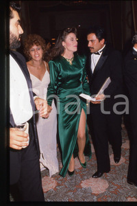 35mm vintage slide* 1986, California, an actress Ana Alicia, dress (3)  Diapositiva d'epoca, in formato 35 mm.CONDIZIONI: GOODE' severamente vietata la riproduzione. Tutti i diritti sono riservati.Nella diapositiva ICharta mette in vendita, sul negozio eBay e in esclusiva sul sito "icharta" il proprio archivio composto da numerose diapositive e negativi fotografici d'epoca, tutti originali e autentici, che attraversano la storia del costume italiano tra gli la fine degli anni Sessanta e Novanta.Si tratta di uno sguardo inedito sull'attualit&agrave;, la politica, la vita quotidiana, il gossip e la cultura, che fotografa il cambiamento della nazione in quest'ultimo scorcio del XX secolo. Un'occasione unica per il mercato del collezionismo, che vede finalmente disponibile un archivio eccezionale per vastit&agrave;, tematiche e condizioni, in un settore (il negativo fotografico e la diapositiva) di assoluta novit&agrave; e dalle interessanti prospettive di investimento.  FAIR/discreto   originale e autentica 1