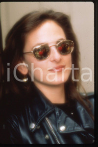 35mm vintage slide* 1988, California, an actress Marlee Matlin, portrait  Diapositiva d'epoca, in formato 35 mm.CONDIZIONI: GOODE' severamente vietata la riproduzione. Tutti i diritti sono riservati.Nella diapositiva ICharta mette in vendita, sul negozio eBay e in esclusiva sul sito "icharta" il proprio archivio composto da numerose diapositive e negativi fotografici d'epoca, tutti originali e autentici, che attraversano la storia del costume italiano tra gli la fine degli anni Sessanta e Novanta.Si tratta di uno sguardo inedito sull'attualit&agrave;, la politica, la vita quotidiana, il gossip e la cultura, che fotografa il cambiamento della nazione in quest'ultimo scorcio del XX secolo. Un'occasione unica per il mercato del collezionismo, che vede finalmente disponibile un archivio eccezionale per vastit&agrave;, tematiche e condizioni, in un settore (il negativo fotografico e la diapositiva) di assoluta novit&agrave; e dalle interessanti prospettive di investimento.  FAIR/discreto   originale e autentica 1