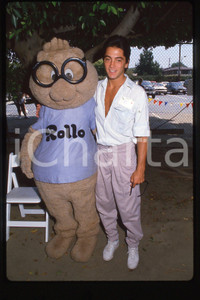 35mm vintage slide* 1987, California, an actor Scott Baio  Diapositiva d'epoca, in formato 35 mm.CONDIZIONI: GOODE' severamente vietata la riproduzione. Tutti i diritti sono riservati.Nella diapositiva ICharta mette in vendita, sul negozio eBay e in esclusiva sul sito "icharta" il proprio archivio composto da numerose diapositive e negativi fotografici d'epoca, tutti originali e autentici, che attraversano la storia del costume italiano tra gli la fine degli anni Sessanta e Novanta.Si tratta di uno sguardo inedito sull'attualit&agrave;, la politica, la vita quotidiana, il gossip e la cultura, che fotografa il cambiamento della nazione in quest'ultimo scorcio del XX secolo. Un'occasione unica per il mercato del collezionismo, che vede finalmente disponibile un archivio eccezionale per vastit&agrave;, tematiche e condizioni, in un settore (il negativo fotografico e la diapositiva) di assoluta novit&agrave; e dalle interessanti prospettive di investimento.  FAIR/discreto   originale e autentica 1