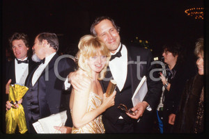 35mm vintage slide* 1987, California, an actress Goldie Hawn and Chevy Chase  Diapositiva d'epoca, in formato 35 mm.CONDIZIONI: GOODE' severamente vietata la riproduzione. Tutti i diritti sono riservati.Nella diapositiva ICharta mette in vendita, sul negozio eBay e in esclusiva sul sito "icharta" il proprio archivio composto da numerose diapositive e negativi fotografici d'epoca, tutti originali e autentici, che attraversano la storia del costume italiano tra gli la fine degli anni Sessanta e Novanta.Si tratta di uno sguardo inedito sull'attualit&agrave;, la politica, la vita quotidiana, il gossip e la cultura, che fotografa il cambiamento della nazione in quest'ultimo scorcio del XX secolo. Un'occasione unica per il mercato del collezionismo, che vede finalmente disponibile un archivio eccezionale per vastit&agrave;, tematiche e condizioni, in un settore (il negativo fotografico e la diapositiva) di assoluta novit&agrave; e dalle interessanti prospettive di investimento.  FAIR/discreto   originale e autentica 1