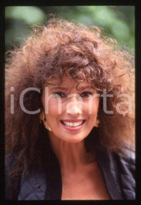35mm vintage slide* 1990 ca CINEMA Luisa KULIOK Actress (26)  Diapositiva d'epoca, in formato 35 mm.CONDIZIONI: GOODE' severamente vietata la riproduzione. Tutti i diritti sono riservati.Nella diapositiva ICharta mette in vendita, sul negozio eBay e in esclusiva sul sito "icharta" il proprio archivio composto da numerose diapositive e negativi fotografici d'epoca, tutti originali e autentici, che attraversano la storia del costume italiano tra gli la fine degli anni Sessanta e Novanta.Si tratta di uno sguardo inedito sull'attualit&agrave;, la politica, la vita quotidiana, il gossip e la cultura, che fotografa il cambiamento della nazione in quest'ultimo scorcio del XX secolo. Un'occasione unica per il mercato del collezionismo, che vede finalmente disponibile un archivio eccezionale per vastit&agrave;, tematiche e condizioni, in un settore (il negativo fotografico e la diapositiva) di assoluta novit&agrave; e dalle interessanti prospettive di investimento.  GOOD/buono   originale e autentica 1