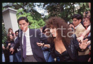 35mm vintage slide* 1990 ca CINEMA Luisa KULIOK Actress (14)  Diapositiva d'epoca, in formato 35 mm.CONDIZIONI: GOODE' severamente vietata la riproduzione. Tutti i diritti sono riservati.Nella diapositiva ICharta mette in vendita, sul negozio eBay e in esclusiva sul sito "icharta" il proprio archivio composto da numerose diapositive e negativi fotografici d'epoca, tutti originali e autentici, che attraversano la storia del costume italiano tra gli la fine degli anni Sessanta e Novanta.Si tratta di uno sguardo inedito sull'attualit&agrave;, la politica, la vita quotidiana, il gossip e la cultura, che fotografa il cambiamento della nazione in quest'ultimo scorcio del XX secolo. Un'occasione unica per il mercato del collezionismo, che vede finalmente disponibile un archivio eccezionale per vastit&agrave;, tematiche e condizioni, in un settore (il negativo fotografico e la diapositiva) di assoluta novit&agrave; e dalle interessanti prospettive di investimento.  GOOD/buono   originale e autentica 1