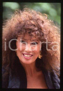 35mm vintage slide* 1990 ca CINEMA Luisa KULIOK Actress (40)  Diapositiva d'epoca, in formato 35 mm.CONDIZIONI: GOODE' severamente vietata la riproduzione. Tutti i diritti sono riservati.Nella diapositiva ICharta mette in vendita, sul negozio eBay e in esclusiva sul sito "icharta" il proprio archivio composto da numerose diapositive e negativi fotografici d'epoca, tutti originali e autentici, che attraversano la storia del costume italiano tra gli la fine degli anni Sessanta e Novanta.Si tratta di uno sguardo inedito sull'attualit&agrave;, la politica, la vita quotidiana, il gossip e la cultura, che fotografa il cambiamento della nazione in quest'ultimo scorcio del XX secolo. Un'occasione unica per il mercato del collezionismo, che vede finalmente disponibile un archivio eccezionale per vastit&agrave;, tematiche e condizioni, in un settore (il negativo fotografico e la diapositiva) di assoluta novit&agrave; e dalle interessanti prospettive di investimento.  GOOD/buono   originale e autentica 1