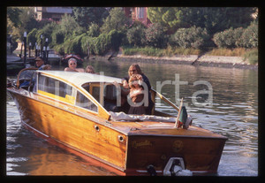 35mm vintage slide* 1989 VENEZIA Gérard DEPARDIEU Elisabeth DEPARDIEU (11) La diapositiva &egrave; stata scattata in occasione della 46&ordf; Mostra del cinema di Venezia. CONDIZIONI: GOOD Tutti i diritti riservati.E' severamente vietata la riproduzione.  ICharta mette in vendita, sul negozio eBay e in esclusiva sul sito "icharta" il proprio archivio composto da numerose diapositive e negativi fotografici d'epoca, tutti originali e autentici, che attraversano la storia del costume italiano tra gli la fine degli anni Sessanta e Novanta.Si tratta di uno sguardo inedito sull'attualit&agrave;, la politica, la vita quotidiana, il gossip e la cultura, che fotografa il cambiamento della nazione in quest'ultimo scorcio del XX secolo. Un'occasione unica per il mercato del collezionismo, che vede finalmente disponibile un archivio eccezionale per vastit&agrave;, tematiche e condizioni, in un settore (il negativo fotografico e la diapositiva) di assoluta novit&agrave; e dalle interessanti prospettive di investimento.     originale e autentica 1