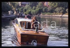 35mm vintage slide* 1989 VENEZIA Gérard DEPARDIEU Elisabeth DEPARDIEU (12) La diapositiva &egrave; stata scattata in occasione della 46&ordf; Mostra del cinema di Venezia. CONDIZIONI: GOOD Tutti i diritti riservati.E' severamente vietata la riproduzione.  ICharta mette in vendita, sul negozio eBay e in esclusiva sul sito "icharta" il proprio archivio composto da numerose diapositive e negativi fotografici d'epoca, tutti originali e autentici, che attraversano la storia del costume italiano tra gli la fine degli anni Sessanta e Novanta.Si tratta di uno sguardo inedito sull'attualit&agrave;, la politica, la vita quotidiana, il gossip e la cultura, che fotografa il cambiamento della nazione in quest'ultimo scorcio del XX secolo. Un'occasione unica per il mercato del collezionismo, che vede finalmente disponibile un archivio eccezionale per vastit&agrave;, tematiche e condizioni, in un settore (il negativo fotografico e la diapositiva) di assoluta novit&agrave; e dalle interessanti prospettive di investimento.     originale e autentica 1