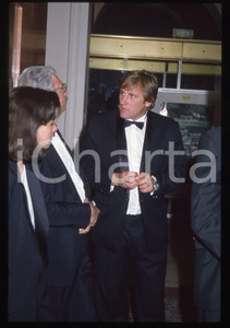 35mm vintage slide* 1983 CANNES Gérard DEPARDIEU Festival del cinema (3) La diapositiva &egrave; stata scattata in occasione del 36&deg; Festival del cinema di Cannes. CONDIZIONI: GOOD Tutti i diritti riservati.E' severamente vietata la riproduzione.  ICharta mette in vendita, sul negozio eBay e in esclusiva sul sito "icharta" il proprio archivio composto da numerose diapositive e negativi fotografici d'epoca, tutti originali e autentici, che attraversano la storia del costume italiano tra gli la fine degli anni Sessanta e Novanta.Si tratta di uno sguardo inedito sull'attualit&agrave;, la politica, la vita quotidiana, il gossip e la cultura, che fotografa il cambiamento della nazione in quest'ultimo scorcio del XX secolo. Un'occasione unica per il mercato del collezionismo, che vede finalmente disponibile un archivio eccezionale per vastit&agrave;, tematiche e condizioni, in un settore (il negativo fotografico e la diapositiva) di assoluta novit&agrave; e dalle interessanti prospettive di investimento.     originale e autentica 1