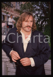 35mm vintage slide* 1989 VENEZIA Gérard DEPARDIEU Mostra del cinema (26) La diapositiva &egrave; stata scattata presso l'Hotel Excelsior in occasione della 46&ordf; Mostra del cinema di Venezia. CONDIZIONI: GOOD Tutti i diritti riservati.E' severamente vietata la riproduzione.  ICharta mette in vendita, sul negozio eBay e in esclusiva sul sito "icharta" il proprio archivio composto da numerose diapositive e negativi fotografici d'epoca, tutti originali e autentici, che attraversano la storia del costume italiano tra gli la fine degli anni Sessanta e Novanta.Si tratta di uno sguardo inedito sull'attualit&agrave;, la politica, la vita quotidiana, il gossip e la cultura, che fotografa il cambiamento della nazione in quest'ultimo scorcio del XX secolo. Un'occasione unica per il mercato del collezionismo, che vede finalmente disponibile un archivio eccezionale per vastit&agrave;, tematiche e condizioni, in un settore (il negativo fotografico e la diapositiva) di assoluta novit&agrave; e dalle interessanti prospettive di investimento.     originale e autentica 1