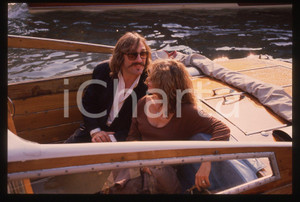 35mm vintage slide* 1989 VENEZIA Gérard DEPARDIEU Elisabeth DEPARDIEU (21) La diapositiva &egrave; stata scattata in occasione della 46&ordf; Mostra del cinema di Venezia. CONDIZIONI: GOOD Tutti i diritti riservati.E' severamente vietata la riproduzione.  ICharta mette in vendita, sul negozio eBay e in esclusiva sul sito "icharta" il proprio archivio composto da numerose diapositive e negativi fotografici d'epoca, tutti originali e autentici, che attraversano la storia del costume italiano tra gli la fine degli anni Sessanta e Novanta.Si tratta di uno sguardo inedito sull'attualit&agrave;, la politica, la vita quotidiana, il gossip e la cultura, che fotografa il cambiamento della nazione in quest'ultimo scorcio del XX secolo. Un'occasione unica per il mercato del collezionismo, che vede finalmente disponibile un archivio eccezionale per vastit&agrave;, tematiche e condizioni, in un settore (il negativo fotografico e la diapositiva) di assoluta novit&agrave; e dalle interessanti prospettive di investimento.     originale e autentica 1