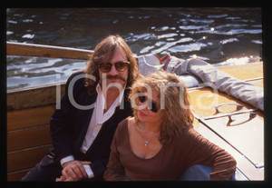 35mm vintage slide* 1989 VENEZIA Gérard DEPARDIEU Elisabeth DEPARDIEU (25) La diapositiva &egrave; stata scattata in occasione della 46&ordf; Mostra del cinema di Venezia. CONDIZIONI: GOOD Tutti i diritti riservati.E' severamente vietata la riproduzione.  ICharta mette in vendita, sul negozio eBay e in esclusiva sul sito "icharta" il proprio archivio composto da numerose diapositive e negativi fotografici d'epoca, tutti originali e autentici, che attraversano la storia del costume italiano tra gli la fine degli anni Sessanta e Novanta.Si tratta di uno sguardo inedito sull'attualit&agrave;, la politica, la vita quotidiana, il gossip e la cultura, che fotografa il cambiamento della nazione in quest'ultimo scorcio del XX secolo. Un'occasione unica per il mercato del collezionismo, che vede finalmente disponibile un archivio eccezionale per vastit&agrave;, tematiche e condizioni, in un settore (il negativo fotografico e la diapositiva) di assoluta novit&agrave; e dalle interessanti prospettive di investimento.     originale e autentica 1