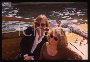 35mm vintage slide* 1989 VENEZIA Gérard DEPARDIEU Elisabeth DEPARDIEU (29) La diapositiva &egrave; stata scattata in occasione della 46&ordf; Mostra del cinema di Venezia. CONDIZIONI: GOOD Tutti i diritti riservati.E' severamente vietata la riproduzione.  ICharta mette in vendita, sul negozio eBay e in esclusiva sul sito "icharta" il proprio archivio composto da numerose diapositive e negativi fotografici d'epoca, tutti originali e autentici, che attraversano la storia del costume italiano tra gli la fine degli anni Sessanta e Novanta.Si tratta di uno sguardo inedito sull'attualit&agrave;, la politica, la vita quotidiana, il gossip e la cultura, che fotografa il cambiamento della nazione in quest'ultimo scorcio del XX secolo. Un'occasione unica per il mercato del collezionismo, che vede finalmente disponibile un archivio eccezionale per vastit&agrave;, tematiche e condizioni, in un settore (il negativo fotografico e la diapositiva) di assoluta novit&agrave; e dalle interessanti prospettive di investimento.     originale e autentica 1