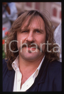 35mm vintage slide* 1989 VENEZIA Gérard DEPARDIEU Mostra del cinema (34) La diapositiva &egrave; stata scattata presso l'Hotel Excelsior in occasione della 46&ordf; Mostra del cinema di Venezia. CONDIZIONI: GOOD Tutti i diritti riservati.E' severamente vietata la riproduzione.  ICharta mette in vendita, sul negozio eBay e in esclusiva sul sito "icharta" il proprio archivio composto da numerose diapositive e negativi fotografici d'epoca, tutti originali e autentici, che attraversano la storia del costume italiano tra gli la fine degli anni Sessanta e Novanta.Si tratta di uno sguardo inedito sull'attualit&agrave;, la politica, la vita quotidiana, il gossip e la cultura, che fotografa il cambiamento della nazione in quest'ultimo scorcio del XX secolo. Un'occasione unica per il mercato del collezionismo, che vede finalmente disponibile un archivio eccezionale per vastit&agrave;, tematiche e condizioni, in un settore (il negativo fotografico e la diapositiva) di assoluta novit&agrave; e dalle interessanti prospettive di investimento.     originale e autentica 1
