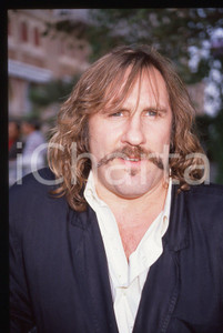 35mm vintage slide* 1989 VENEZIA Gérard DEPARDIEU Mostra del cinema (42) La diapositiva &egrave; stata scattata presso l'Hotel Excelsior in occasione della 46&ordf; Mostra del cinema di Venezia. CONDIZIONI: GOOD Tutti i diritti riservati.E' severamente vietata la riproduzione.  ICharta mette in vendita, sul negozio eBay e in esclusiva sul sito "icharta" il proprio archivio composto da numerose diapositive e negativi fotografici d'epoca, tutti originali e autentici, che attraversano la storia del costume italiano tra gli la fine degli anni Sessanta e Novanta.Si tratta di uno sguardo inedito sull'attualit&agrave;, la politica, la vita quotidiana, il gossip e la cultura, che fotografa il cambiamento della nazione in quest'ultimo scorcio del XX secolo. Un'occasione unica per il mercato del collezionismo, che vede finalmente disponibile un archivio eccezionale per vastit&agrave;, tematiche e condizioni, in un settore (il negativo fotografico e la diapositiva) di assoluta novit&agrave; e dalle interessanti prospettive di investimento.     originale e autentica 1