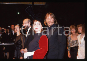 35mm vintage slide* 1989 CANNES Gérard DEPARDIEU Josiane BALASKO Festival (1) La diapositiva &egrave; stata scattata in occasione della presentazione del film "Troppo bella per te!" al 42&deg; Festival del cinema di Cannes e compaiono inoltre Carole Bouquet e Bertrand Blier.  CONDIZIONI: GOOD Tutti i diritti riservati.E' severamente vietata la riproduzione.  ICharta mette in vendita, sul negozio eBay e in esclusiva sul sito "icharta" il proprio archivio composto da numerose diapositive e negativi fotografici d'epoca, tutti originali e autentici, che attraversano la storia del costume italiano tra gli la fine degli anni Sessanta e Novanta.Si tratta di uno sguardo inedito sull'attualit&agrave;, la politica, la vita quotidiana, il gossip e la cultura, che fotografa il cambiamento della nazione in quest'ultimo scorcio del XX secolo. Un'occasione unica per il mercato del collezionismo, che vede finalmente disponibile un archivio eccezionale per vastit&agrave;, tematiche e condizioni, in un settore (il negativo fotografico e la diapositiva) di assoluta novit&agrave; e dalle interessanti prospettive di investimento.     originale e autentica 1