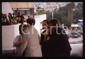 35mm vintage slide* 1989 CANNES Gérard DEPARDIEU Carole BOUQUET Festival (14) La diapositiva &egrave; stata scattata in occasione della presentazione del film "Troppo bella per te!" al 42&deg; Festival del cinema di Cannes e compaiono inoltre Josiane Balasko e Bertrand Blier. CONDIZIONI: GOOD Tutti i diritti riservati.E' severamente vietata la riproduzione.  ICharta mette in vendita, sul negozio eBay e in esclusiva sul sito "icharta" il proprio archivio composto da numerose diapositive e negativi fotografici d'epoca, tutti originali e autentici, che attraversano la storia del costume italiano tra gli la fine degli anni Sessanta e Novanta.Si tratta di uno sguardo inedito sull'attualit&agrave;, la politica, la vita quotidiana, il gossip e la cultura, che fotografa il cambiamento della nazione in quest'ultimo scorcio del XX secolo. Un'occasione unica per il mercato del collezionismo, che vede finalmente disponibile un archivio eccezionale per vastit&agrave;, tematiche e condizioni, in un settore (il negativo fotografico e la diapositiva) di assoluta novit&agrave; e dalle interessanti prospettive di investimento.     originale e autentica 1
