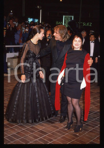 35mm vintage slide* 1989 CANNES Gérard DEPARDIEU Josiane BALASKO Festival (4) La diapositiva &egrave; stata scattata in occasione della presentazione del film "Troppo bella per te!" al 42&deg; Festival del cinema di Cannes e compare inoltre Carole Bouquet.  CONDIZIONI: GOOD Tutti i diritti riservati.E' severamente vietata la riproduzione.  ICharta mette in vendita, sul negozio eBay e in esclusiva sul sito "icharta" il proprio archivio composto da numerose diapositive e negativi fotografici d'epoca, tutti originali e autentici, che attraversano la storia del costume italiano tra gli la fine degli anni Sessanta e Novanta.Si tratta di uno sguardo inedito sull'attualit&agrave;, la politica, la vita quotidiana, il gossip e la cultura, che fotografa il cambiamento della nazione in quest'ultimo scorcio del XX secolo. Un'occasione unica per il mercato del collezionismo, che vede finalmente disponibile un archivio eccezionale per vastit&agrave;, tematiche e condizioni, in un settore (il negativo fotografico e la diapositiva) di assoluta novit&agrave; e dalle interessanti prospettive di investimento.     originale e autentica 1