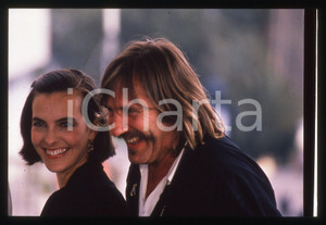 35mm vintage slide* 1989 CANNES Gérard DEPARDIEU Carole BOUQUET Festival (16) La diapositiva &egrave; stata scattata in occasione della presentazione del film "Troppo bella per te!" al 42&deg; Festival del cinema di Cannes. CONDIZIONI: GOOD Tutti i diritti riservati.E' severamente vietata la riproduzione.  ICharta mette in vendita, sul negozio eBay e in esclusiva sul sito "icharta" il proprio archivio composto da numerose diapositive e negativi fotografici d'epoca, tutti originali e autentici, che attraversano la storia del costume italiano tra gli la fine degli anni Sessanta e Novanta.Si tratta di uno sguardo inedito sull'attualit&agrave;, la politica, la vita quotidiana, il gossip e la cultura, che fotografa il cambiamento della nazione in quest'ultimo scorcio del XX secolo. Un'occasione unica per il mercato del collezionismo, che vede finalmente disponibile un archivio eccezionale per vastit&agrave;, tematiche e condizioni, in un settore (il negativo fotografico e la diapositiva) di assoluta novit&agrave; e dalle interessanti prospettive di investimento.     originale e autentica 1