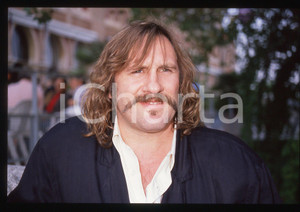 35mm vintage slide* 1989 VENEZIA Gérard DEPARDIEU Mostra del cinema (36) La diapositiva &egrave; stata scattata presso l'Hotel Excelsior in occasione della 46&ordf; Mostra del cinema di Venezia. CONDIZIONI: GOOD Tutti i diritti riservati.E' severamente vietata la riproduzione.  ICharta mette in vendita, sul negozio eBay e in esclusiva sul sito "icharta" il proprio archivio composto da numerose diapositive e negativi fotografici d'epoca, tutti originali e autentici, che attraversano la storia del costume italiano tra gli la fine degli anni Sessanta e Novanta.Si tratta di uno sguardo inedito sull'attualit&agrave;, la politica, la vita quotidiana, il gossip e la cultura, che fotografa il cambiamento della nazione in quest'ultimo scorcio del XX secolo. Un'occasione unica per il mercato del collezionismo, che vede finalmente disponibile un archivio eccezionale per vastit&agrave;, tematiche e condizioni, in un settore (il negativo fotografico e la diapositiva) di assoluta novit&agrave; e dalle interessanti prospettive di investimento.     originale e autentica 1