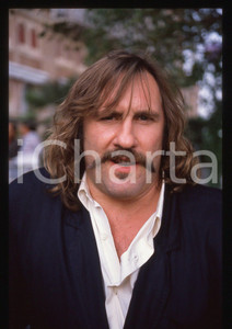 35mm vintage slide* 1989 VENEZIA Gérard DEPARDIEU Mostra del cinema (37) La diapositiva &egrave; stata scattata presso l'Hotel Excelsior in occasione della 46&ordf; Mostra del cinema di Venezia. CONDIZIONI: GOOD Tutti i diritti riservati.E' severamente vietata la riproduzione.  ICharta mette in vendita, sul negozio eBay e in esclusiva sul sito "icharta" il proprio archivio composto da numerose diapositive e negativi fotografici d'epoca, tutti originali e autentici, che attraversano la storia del costume italiano tra gli la fine degli anni Sessanta e Novanta.Si tratta di uno sguardo inedito sull'attualit&agrave;, la politica, la vita quotidiana, il gossip e la cultura, che fotografa il cambiamento della nazione in quest'ultimo scorcio del XX secolo. Un'occasione unica per il mercato del collezionismo, che vede finalmente disponibile un archivio eccezionale per vastit&agrave;, tematiche e condizioni, in un settore (il negativo fotografico e la diapositiva) di assoluta novit&agrave; e dalle interessanti prospettive di investimento.     originale e autentica 1