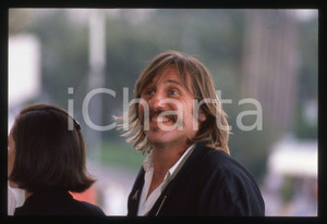 35mm vintage slide* 1989 CANNES Gérard DEPARDIEU Festival del cinema (11) La diapositiva &egrave; stata scattata in occasione della presentazione del film "Troppo bella per te!" al 42&deg; Festival del cinema di Cannes. CONDIZIONI: GOOD Tutti i diritti riservati.E' severamente vietata la riproduzione.  ICharta mette in vendita, sul negozio eBay e in esclusiva sul sito "icharta" il proprio archivio composto da numerose diapositive e negativi fotografici d'epoca, tutti originali e autentici, che attraversano la storia del costume italiano tra gli la fine degli anni Sessanta e Novanta.Si tratta di uno sguardo inedito sull'attualit&agrave;, la politica, la vita quotidiana, il gossip e la cultura, che fotografa il cambiamento della nazione in quest'ultimo scorcio del XX secolo. Un'occasione unica per il mercato del collezionismo, che vede finalmente disponibile un archivio eccezionale per vastit&agrave;, tematiche e condizioni, in un settore (il negativo fotografico e la diapositiva) di assoluta novit&agrave; e dalle interessanti prospettive di investimento.     originale e autentica 1
