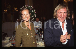 35mm vintage slide* 1997 VENEZIA Gérard DEPARDIEU Carole BOUQUET Festival (20) La diapositiva &egrave; stata scattata in occasione della consegna del Leone d'oro alla carriera a G&eacute;rard Depardieu alla 54&ordf; Mostra del cinema di Venezia nel 1997. CONDIZIONI: GOOD Tutti i diritti riservati.E' severamente vietata la riproduzione.  ICharta mette in vendita, sul negozio eBay e in esclusiva sul sito "icharta" il proprio archivio composto da numerose diapositive e negativi fotografici d'epoca, tutti originali e autentici, che attraversano la storia del costume italiano tra gli la fine degli anni Sessanta e Novanta.Si tratta di uno sguardo inedito sull'attualit&agrave;, la politica, la vita quotidiana, il gossip e la cultura, che fotografa il cambiamento della nazione in quest'ultimo scorcio del XX secolo. Un'occasione unica per il mercato del collezionismo, che vede finalmente disponibile un archivio eccezionale per vastit&agrave;, tematiche e condizioni, in un settore (il negativo fotografico e la diapositiva) di assoluta novit&agrave; e dalle interessanti prospettive di investimento.     originale e autentica 1