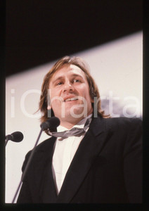 35mm vintage slide* 1990 CANNES Gérard DEPARDIEU Premio interpretazione (10) La diapositiva &egrave; stata scattata in occasione della premiazione di G&eacute;rard Depardieu come miglior interpretazione maschile per il suo ruolo nel film "Cyrano de Bergerac" al 43&deg; Festival del cinema di Cannes e compare inoltre Rupert Everett. CONDIZIONI: GOOD Tutti i diritti riservati.E' severamente vietata la riproduzione.  ICharta mette in vendita, sul negozio eBay e in esclusiva sul sito "icharta" il proprio archivio composto da numerose diapositive e negativi fotografici d'epoca, tutti originali e autentici, che attraversano la storia del costume italiano tra gli la fine degli anni Sessanta e Novanta.Si tratta di uno sguardo inedito sull'attualit&agrave;, la politica, la vita quotidiana, il gossip e la cultura, che fotografa il cambiamento della nazione in quest'ultimo scorcio del XX secolo. Un'occasione unica per il mercato del collezionismo, che vede finalmente disponibile un archivio eccezionale per vastit&agrave;, tematiche e condizioni, in un settore (il negativo fotografico e la diapositiva) di assoluta novit&agrave; e dalle interessanti prospettive di investimento.     originale e autentica 1