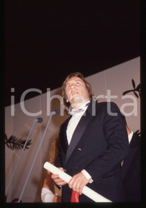 35mm vintage slide* 1990 CANNES Gérard DEPARDIEU Premio interpretazione (11) La diapositiva &egrave; stata scattata in occasione della premiazione di G&eacute;rard Depardieu come miglior interpretazione maschile per il suo ruolo nel film "Cyrano de Bergerac" al 43&deg; Festival del cinema di Cannes e compare inoltre Rupert Everett. CONDIZIONI: GOOD Tutti i diritti riservati.E' severamente vietata la riproduzione.  ICharta mette in vendita, sul negozio eBay e in esclusiva sul sito "icharta" il proprio archivio composto da numerose diapositive e negativi fotografici d'epoca, tutti originali e autentici, che attraversano la storia del costume italiano tra gli la fine degli anni Sessanta e Novanta.Si tratta di uno sguardo inedito sull'attualit&agrave;, la politica, la vita quotidiana, il gossip e la cultura, che fotografa il cambiamento della nazione in quest'ultimo scorcio del XX secolo. Un'occasione unica per il mercato del collezionismo, che vede finalmente disponibile un archivio eccezionale per vastit&agrave;, tematiche e condizioni, in un settore (il negativo fotografico e la diapositiva) di assoluta novit&agrave; e dalle interessanti prospettive di investimento.     originale e autentica 1