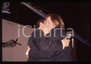 35mm vintage slide* 1990 CANNES Gérard DEPARDIEU Premio interpretazione (13) La diapositiva &egrave; stata scattata in occasione della premiazione di G&eacute;rard Depardieu come miglior interpretazione maschile per il suo ruolo nel film "Cyrano de Bergerac" al 43&deg; Festival del cinema di Cannes e compare inoltre Rupert Everett. CONDIZIONI: GOOD Tutti i diritti riservati.E' severamente vietata la riproduzione.  ICharta mette in vendita, sul negozio eBay e in esclusiva sul sito "icharta" il proprio archivio composto da numerose diapositive e negativi fotografici d'epoca, tutti originali e autentici, che attraversano la storia del costume italiano tra gli la fine degli anni Sessanta e Novanta.Si tratta di uno sguardo inedito sull'attualit&agrave;, la politica, la vita quotidiana, il gossip e la cultura, che fotografa il cambiamento della nazione in quest'ultimo scorcio del XX secolo. Un'occasione unica per il mercato del collezionismo, che vede finalmente disponibile un archivio eccezionale per vastit&agrave;, tematiche e condizioni, in un settore (il negativo fotografico e la diapositiva) di assoluta novit&agrave; e dalle interessanti prospettive di investimento.     originale e autentica 1