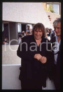 35mm vintage slide* 1990 CANNES Gérard DEPARDIEU Festival del cinema (4) La diapositiva &egrave; stata scattata in occasione della presentazione del film "Cyrano de Bergerac" al 43&deg; Festival del cinema di Cannes. CONDIZIONI: GOOD Tutti i diritti riservati.E' severamente vietata la riproduzione.  ICharta mette in vendita, sul negozio eBay e in esclusiva sul sito "icharta" il proprio archivio composto da numerose diapositive e negativi fotografici d'epoca, tutti originali e autentici, che attraversano la storia del costume italiano tra gli la fine degli anni Sessanta e Novanta.Si tratta di uno sguardo inedito sull'attualit&agrave;, la politica, la vita quotidiana, il gossip e la cultura, che fotografa il cambiamento della nazione in quest'ultimo scorcio del XX secolo. Un'occasione unica per il mercato del collezionismo, che vede finalmente disponibile un archivio eccezionale per vastit&agrave;, tematiche e condizioni, in un settore (il negativo fotografico e la diapositiva) di assoluta novit&agrave; e dalle interessanti prospettive di investimento.     originale e autentica 1