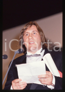 35mm vintage slide* 1990 CANNES Gérard DEPARDIEU Premio interpretazione (6) La diapositiva &egrave; stata scattata in occasione della premiazione di G&eacute;rard Depardieu come miglior interpretazione maschile per il suo ruolo nel film "Cyrano de Bergerac" al 43&deg; Festival del cinema di Cannes e compare inoltre Rupert Everett. CONDIZIONI: GOOD Tutti i diritti riservati.E' severamente vietata la riproduzione.  ICharta mette in vendita, sul negozio eBay e in esclusiva sul sito "icharta" il proprio archivio composto da numerose diapositive e negativi fotografici d'epoca, tutti originali e autentici, che attraversano la storia del costume italiano tra gli la fine degli anni Sessanta e Novanta.Si tratta di uno sguardo inedito sull'attualit&agrave;, la politica, la vita quotidiana, il gossip e la cultura, che fotografa il cambiamento della nazione in quest'ultimo scorcio del XX secolo. Un'occasione unica per il mercato del collezionismo, che vede finalmente disponibile un archivio eccezionale per vastit&agrave;, tematiche e condizioni, in un settore (il negativo fotografico e la diapositiva) di assoluta novit&agrave; e dalle interessanti prospettive di investimento.     originale e autentica 1