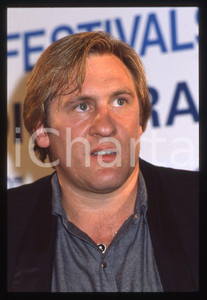 35mm vintage slide* 1987 CANNES Gérard DEPARDIEU Conferenza al Festival (7) La diapositiva &egrave; stata scattata in occasione del 40&deg; Festival del cinema di Cannes. CONDIZIONI: GOOD Tutti i diritti riservati.E' severamente vietata la riproduzione.  ICharta mette in vendita, sul negozio eBay e in esclusiva sul sito "icharta" il proprio archivio composto da numerose diapositive e negativi fotografici d'epoca, tutti originali e autentici, che attraversano la storia del costume italiano tra gli la fine degli anni Sessanta e Novanta.Si tratta di uno sguardo inedito sull'attualit&agrave;, la politica, la vita quotidiana, il gossip e la cultura, che fotografa il cambiamento della nazione in quest'ultimo scorcio del XX secolo. Un'occasione unica per il mercato del collezionismo, che vede finalmente disponibile un archivio eccezionale per vastit&agrave;, tematiche e condizioni, in un settore (il negativo fotografico e la diapositiva) di assoluta novit&agrave; e dalle interessanti prospettive di investimento.     originale e autentica 1