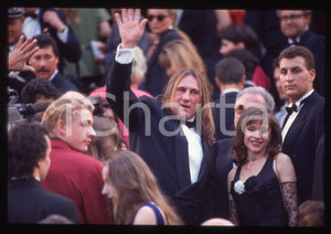 35mm vintage slide* 1992 CANNES Gérard DEPARDIEU Elisabeth DEPARDIEU (4) La diapositiva &egrave; stata scattata in occasione della serata di apertura del 45&deg; Festival del cinema di Cannes in cui G&eacute;rard Depardieu presenzi&ograve; come presidente della giuria.  CONDIZIONI: GOOD Tutti i diritti riservati.E' severamente vietata la riproduzione.  ICharta mette in vendita, sul negozio eBay e in esclusiva sul sito "icharta" il proprio archivio composto da numerose diapositive e negativi fotografici d'epoca, tutti originali e autentici, che attraversano la storia del costume italiano tra gli la fine degli anni Sessanta e Novanta.Si tratta di uno sguardo inedito sull'attualit&agrave;, la politica, la vita quotidiana, il gossip e la cultura, che fotografa il cambiamento della nazione in quest'ultimo scorcio del XX secolo. Un'occasione unica per il mercato del collezionismo, che vede finalmente disponibile un archivio eccezionale per vastit&agrave;, tematiche e condizioni, in un settore (il negativo fotografico e la diapositiva) di assoluta novit&agrave; e dalle interessanti prospettive di investimento.     originale e autentica 1