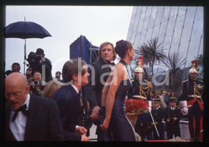 35mm vintage slide* 1997 CANNES Gérard DEPARDIEU Leonardo DICAPRIO Festival (3) La diapositiva &egrave; stata scattata in occasione del 50&deg; Festival di Cannes del 1997 e compare inoltre Carole Bouquet. CONDIZIONI: GOOD Tutti i diritti riservati.E' severamente vietata la riproduzione.  ICharta mette in vendita, sul negozio eBay e in esclusiva sul sito "icharta" il proprio archivio composto da numerose diapositive e negativi fotografici d'epoca, tutti originali e autentici, che attraversano la storia del costume italiano tra gli la fine degli anni Sessanta e Novanta.Si tratta di uno sguardo inedito sull'attualit&agrave;, la politica, la vita quotidiana, il gossip e la cultura, che fotografa il cambiamento della nazione in quest'ultimo scorcio del XX secolo. Un'occasione unica per il mercato del collezionismo, che vede finalmente disponibile un archivio eccezionale per vastit&agrave;, tematiche e condizioni, in un settore (il negativo fotografico e la diapositiva) di assoluta novit&agrave; e dalle interessanti prospettive di investimento.     originale e autentica 1