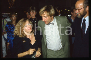 35mm vintage slide* 1985 VENEZIA Gérard DEPARDIEU Elisabeth DEPARDIEU (1) La diapositiva &egrave; stata scattata in occasione della 42&ordf; Mostra del cinema di Venezia. CONDIZIONI: GOOD Tutti i diritti riservati.E' severamente vietata la riproduzione.  ICharta mette in vendita, sul negozio eBay e in esclusiva sul sito "icharta" il proprio archivio composto da numerose diapositive e negativi fotografici d'epoca, tutti originali e autentici, che attraversano la storia del costume italiano tra gli la fine degli anni Sessanta e Novanta.Si tratta di uno sguardo inedito sull'attualit&agrave;, la politica, la vita quotidiana, il gossip e la cultura, che fotografa il cambiamento della nazione in quest'ultimo scorcio del XX secolo. Un'occasione unica per il mercato del collezionismo, che vede finalmente disponibile un archivio eccezionale per vastit&agrave;, tematiche e condizioni, in un settore (il negativo fotografico e la diapositiva) di assoluta novit&agrave; e dalle interessanti prospettive di investimento.     originale e autentica 1