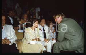 35mm vintage slide* 1985 VENEZIA Gérard DEPARDIEU Danielle MITTERAND Jack LANG La diapositiva &egrave; stata scattata in occasione della 42&ordf; Mostra del cinema di Venezia. CONDIZIONI: GOOD Tutti i diritti riservati.E' severamente vietata la riproduzione.  ICharta mette in vendita, sul negozio eBay e in esclusiva sul sito "icharta" il proprio archivio composto da numerose diapositive e negativi fotografici d'epoca, tutti originali e autentici, che attraversano la storia del costume italiano tra gli la fine degli anni Sessanta e Novanta.Si tratta di uno sguardo inedito sull'attualit&agrave;, la politica, la vita quotidiana, il gossip e la cultura, che fotografa il cambiamento della nazione in quest'ultimo scorcio del XX secolo. Un'occasione unica per il mercato del collezionismo, che vede finalmente disponibile un archivio eccezionale per vastit&agrave;, tematiche e condizioni, in un settore (il negativo fotografico e la diapositiva) di assoluta novit&agrave; e dalle interessanti prospettive di investimento.     originale e autentica 1