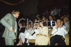 35mm vintage slide* 1985 VENEZIA Gérard DEPARDIEU Danielle MITTERAND Jack LANG 3 La diapositiva &egrave; stata scattata in occasione della 42&ordf; Mostra del cinema di Venezia. CONDIZIONI: GOOD Tutti i diritti riservati.E' severamente vietata la riproduzione.  ICharta mette in vendita, sul negozio eBay e in esclusiva sul sito "icharta" il proprio archivio composto da numerose diapositive e negativi fotografici d'epoca, tutti originali e autentici, che attraversano la storia del costume italiano tra gli la fine degli anni Sessanta e Novanta.Si tratta di uno sguardo inedito sull'attualit&agrave;, la politica, la vita quotidiana, il gossip e la cultura, che fotografa il cambiamento della nazione in quest'ultimo scorcio del XX secolo. Un'occasione unica per il mercato del collezionismo, che vede finalmente disponibile un archivio eccezionale per vastit&agrave;, tematiche e condizioni, in un settore (il negativo fotografico e la diapositiva) di assoluta novit&agrave; e dalle interessanti prospettive di investimento.     originale e autentica 1