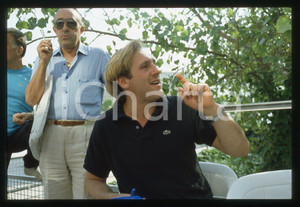 35mm vintage slide* 1985 VENEZIA Gérard DEPARDIEU Mostra del cinema (21) La diapositiva &egrave; stata scattata in occasione della 42&ordf; Mostra del cinema di Venezia. CONDIZIONI: GOOD Tutti i diritti riservati.E' severamente vietata la riproduzione.  ICharta mette in vendita, sul negozio eBay e in esclusiva sul sito "icharta" il proprio archivio composto da numerose diapositive e negativi fotografici d'epoca, tutti originali e autentici, che attraversano la storia del costume italiano tra gli la fine degli anni Sessanta e Novanta.Si tratta di uno sguardo inedito sull'attualit&agrave;, la politica, la vita quotidiana, il gossip e la cultura, che fotografa il cambiamento della nazione in quest'ultimo scorcio del XX secolo. Un'occasione unica per il mercato del collezionismo, che vede finalmente disponibile un archivio eccezionale per vastit&agrave;, tematiche e condizioni, in un settore (il negativo fotografico e la diapositiva) di assoluta novit&agrave; e dalle interessanti prospettive di investimento.     originale e autentica 1
